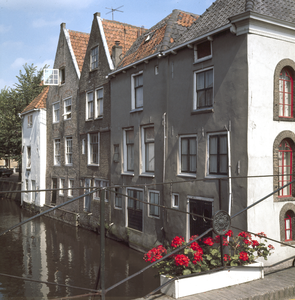 119956 Gezicht op de achtergevels van enkele huizen aan de Korte Havenstraat te Oudewater langs de Lange Linschoten; op ...